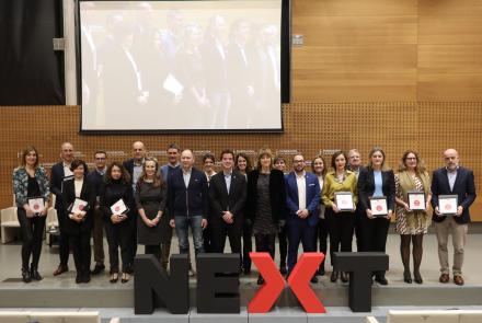Foto de grupo de la consejera Ollo y el consejero Irujo, con navarros y navarras que residen en el exterior
