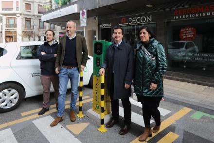 De izquierda a derecha: Alejandro Astibia, director del Área de Proyectos Estratégicos, Movilidad y Sostenibilidad del Ayuntamiento de Pamplona, el concejal Fermín Alonso, el consejero Irujo y la directora general de Industria, Energía y Proyectos Estratégicos S4, Uxue Itoiz, junto al punto habilitado en la calle Paulino Caballero.