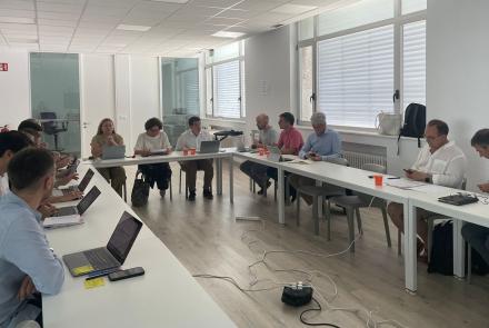 En la reunión, el grupo de trabajo presentó el análisis y evaluación de la situación actual, el plan de trabajo y recolocación de las personas trabajadoras tras el impacto del cierre de la empresa Sunsundegui