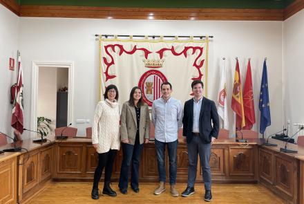 En la imagen, de izquierda a derecha: la técnica de desarrollo de la comarca de Sangüesa CEDERNA, Marijo Waliño; la técnica de la red de comercio rural en la zona de Sangüesa CEDERNA, Leire Hualde; el alcalde de Sangüesa, Javier Solozábal; y, el director general de Comercio y Consumo, Pablo Ezcurra, en el salón de plenos del ayuntamiento de Sangüesa / Zangoza