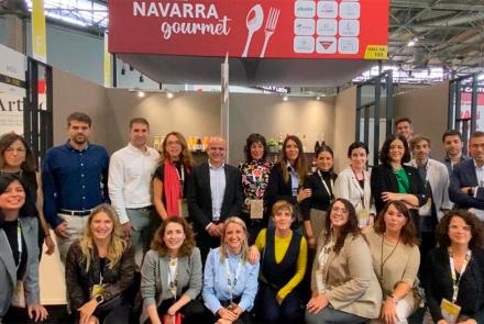 El stand de Navarra en la feria SIAL, durante la visita esta mañana del embajador de España en Francia, Victorio Redondo Baldrich; el consejero de la Embajada, José Lorenzo Outón; Javier Parra, consejero comercial en la OFECOME de la Embajada de España en Francia; Michel Budaï, del Departamento de Agroalimentarios de la misma oficina; Christine Allard, presidenta de la Cámara Oficial de Comercio de España en Francia (COCEF), así como otros representantes de la COCEF..