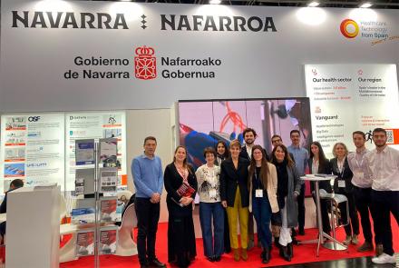 En el centro, la directora del PIN, Miren Ausín; y  representantes de las 9 empresas navarras participantes en la feria Medica