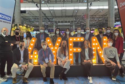 La directora general Uxue Itoiz y la coordinadora de CEIN, María Sanz de Galdeano con representantes de las 8 empresas navarras en el Mobile World Congress 2022.
