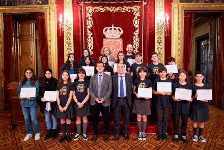 El consejero Irujo, con el alumnado premiado el año pasado.