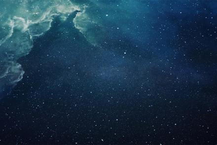 Hermoso cielo azul nocturno estrellado