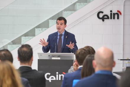 El consejero Irujo durante su intervención en la jornada de presentación de los itinerarios de emprendimiento de CEIN