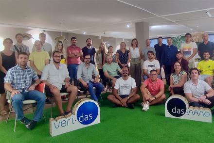 Participantes y formadores del programa "Albañiles digitales".