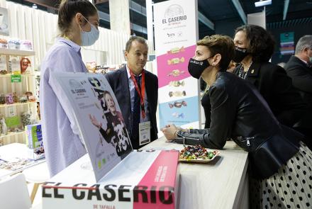 La Presidenta Chivite y la consejera Gómez visitan el stand de El Caserío