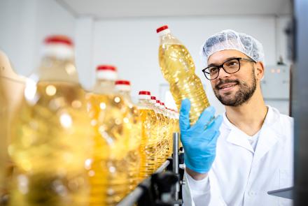 Hombre controla el envasado de aceite