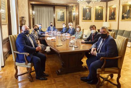 Reunión en el Salón de Presidentes y Presidentas de Palacio, de izquierda a derecha: el delegado del Gobierno en Navarra, José Luis Arasti; La Presidenta Chivite; el vicepresidente Aierdi; el director gerente de Nasuvinsa, Alberto Bayona; al fondo, el director general de Agenda Urbana y Arquitectura, Iñaqui Carnicero; el secretario general de Agenda Urbana y Vivienda, David Lucas, la ministra Sánchez; el director del Gabinete de la ministra, Ricardo Mar; y el diputado por Navarra, Santos Cerdán.