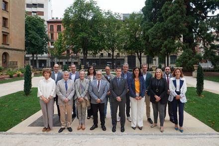 Los consejeros Mikel Irujo y Juan Cruz Cigudosa, en el centro, junto a representantes de las empresas impulsoras del Cluster