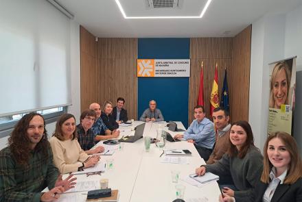 El consejero Irujo, y el resto de participantes en la reunión