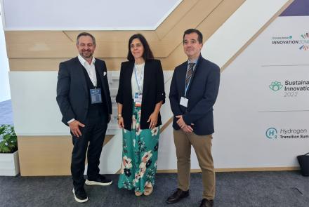 El consejero Mikel Irujo, el CEO de Hydrogen Europe, Jorgo Chatzimarkakis, y Uxue Itoiz, directora general de de Industria, Energía y Proyectos Estratégicos S3