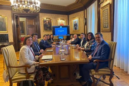 El consejero Irujo con integrantes del grupo de trabajo del Corredor del Hidrógeno del Ebro