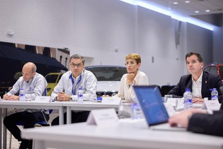 La Presidenta, el presidente de VW Navarra, Hobusch y el consejero Irujo, en la reunión mantenida esta mañana en la planta de Landaben.