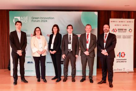 De izda a dcha: Jon Arocena, director general de Asebio; Adriana Casillas, vicepresidenta de Asebio; Rocío Arroyo, presidenta de Asebio; el consejero Irujo, Iñaki Larraya, gerente director de SODENA; e Íñigo Arruti, director de Fomento Empresarial.