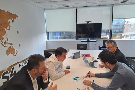 Un momento de la reunión en el Gabinete del Departamento de Industria. De izda a dcha: Arruti, consejero Irujo, Chocarro y alcalde Ollo.