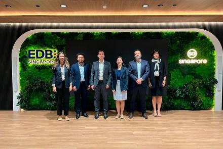 El consejero Irujo, junto a los directores generales Itoiz y Arruti y representantes del Gobierno de Singapur.
