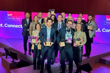 El consejero Irujo, en el centro, con premiados y premiadas.