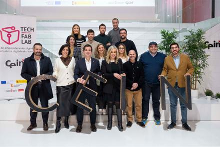 El consejero Irujo, acompañado de izquierda a derecha, por el director general de Fomento Empresarial, Iñigo Arruti; la directora gerente de CEIN, Uxue Itoiz, y la directora de Energía, I+D+i Empresarial y Emprendimiento, Garbiñe Basterra y las personas participantes del programa.