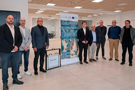 El consejero Irujo con representantes de las empresas Tesicnor y Jealser.