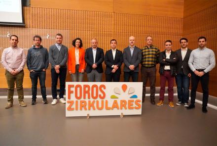 El consejero Irujo, en el centro, junto con la directora general de Energía, I+D+i empresarial y Emprendimiento del Gobierno de Navarra, y el resto de ponentes del Foro Zirkular