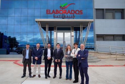 De izda a dcha: el director de Organización Técnico Industrial de la empresa, José Mari Maínz;  el director de Fomento Empresarial, Íñigo Arruti; el director general de la empresa, Sergio Beni Solans; el consejero Irujo; la directora de Administración y Finanzas, Nuria González; el director de I+D, Andrés Urdiroz; y la directora de Calidad de la empresa, Raquel Salazar. 