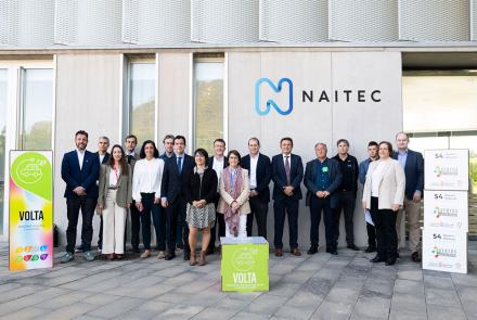 El consejero Irujo, junto al resto de participantes en la jornada