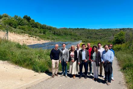 El consejero Irujo y la directora general Basterra, junto a la alcaldesa Remírez, Diego Garrido, personal de Solarfarm y ENERCOOP, y representantes de otras comunidades energéticas de la zona