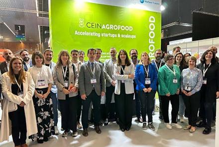 El consejero Irujo junto a la directora gerente de CEIN, María Sanz de Galdeano, representantes del CNTA y de SODENA presentes en el evento agroalimentario internacional