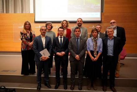 El consejero Irujo, en el centro, con el resto de participantes en la jornada