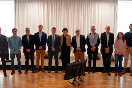 El consejero Irujo, junto al resto de participantes en la jornada