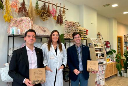 De izda a dcha: el consejero Irujo, Elisabeth Sainz y el director general, en 'La botika de las flores'