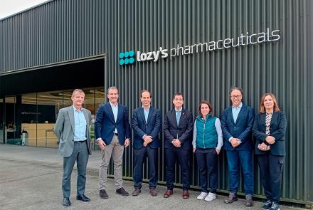 De izda a dcha: Iñaki Larraya, director gerente de SODENA; David Zubeldia y Alejandro Alonso, socios de la farmacéutica; el consejero Mikel Irujo; Mar Sánchez, directora de la planta; Carlos Yañez, socio de la farmacéutica; y María Eugenia Lecumberri, directora de inversiones de SODENA