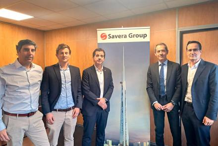El consejero Irujo, junto a los directivos de la empresa Savera.