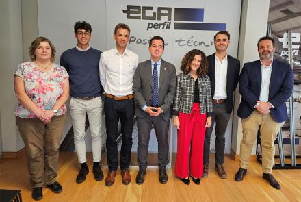 De izda. a dcha., María Luisa Elguea, gerente de LASEME; Ignacio Casado, adjunto a la gerencia Ega Perfil; Jose Luis Guibert, CEO de Ega Perfil; el consejero Mikel Irujo; Amaia Goñi, vicepresidenta de Amixalan; Pablo Landa, CEO Amixalan, y el director de Fomento Empresarial del Gobierno de Navarra, Iñigo Arruti. 