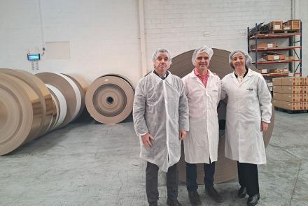El consejero Irujo y los hermanos Beroiz, en la sala de bobinas. 