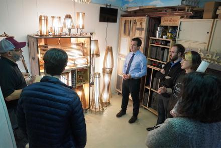 El consejero Irujo, en un momento de la visita a la empresa.