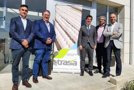 Jesús Miguel Fernández, consejero de Trasa, de Conservas de Ferba, S.A. y Cambra Selección S.L; el presidente de la empresa, Cayo Martínez, de Conservas Viuda de Cayo Sainz, S.L.; Mikel Irujo, consejero de Desarrollo Económico y Empresarial de Gobierno de Navarra; José Ignacio Pardo, acalde de Milagro; y José Ramón Íñigo San Marcelino, gerente de Trasa