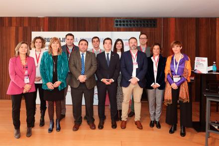 El consejero Mikel Irujo, acompañado por el presidente del Parlamento de Navarra, Unai Hualde, la vicepresidenta segunda y consejera Ana Ollo, y resto de representantes en el inicio de la jornada del Día de la Internacionalización.