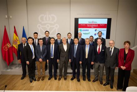 El vicepresidente Taberna con representantes de las empresas chinas y representantes de Geoalcali y Highfield Resources, que han suscrito hoy un acuerdo de financiación para impulsar Mina Muga