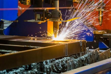 Chispas que vuelan desde un cortador de acero industrial