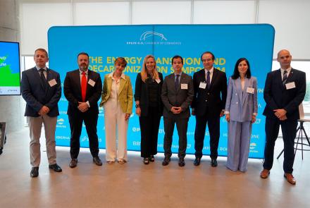 De izda. a dcha.: Eduardo Aznar, desarollador de negocios de CENER; Iñigo Arruti, director de Fomento Empresarial; Miren Ausin, directora del Servicio de Proyección Internacional; Carla Arimont, vicepresidenta de la Cámara de Comercio de España en Estados Unidos; Mikel Irujo, consejero de Industria; George Y González, de Haynes Bonne; Gemma Cortijo; directora ejecutiva de la Cámara de Comercio de España en Estados Unidos; Jorge Elso, vicerrector de la Universidad Pública de Navarra