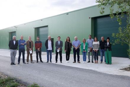 Los consejeros Irujo y Aierdi, junto al resto de autoridades, fuera de las instalaciones.