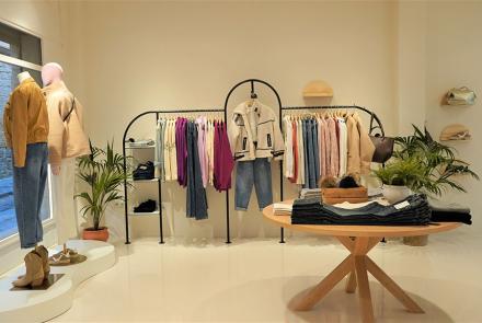 Interior de la tienda de ropa 'Hope', situada en la calle Mayor de Olite, visitada en fechas recientes por el director general de Comercio y Consumo. 