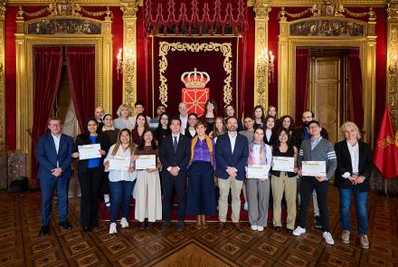  El consejero Irujo, con el alumnado participante y representantes del departamento y de las empresas.