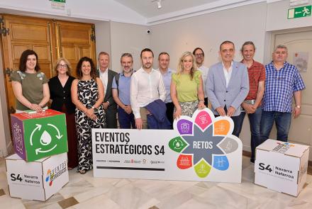Representantes del Gobierno de Navarra y de Sodena, junto a las empresas participantes del evento.