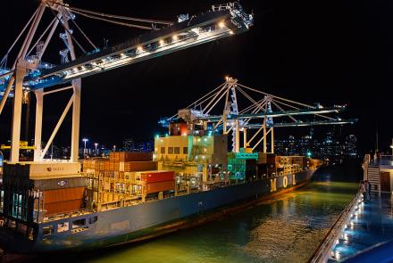 Barco de carga con múltiples contenedores