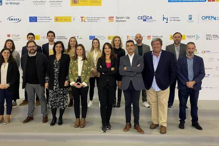 La directora general de Industria, Energía y Proyectos estratégicos S4, Uxue Itoiz; la directora general de Innovación, Agurtzane Martínez; y la directora general de CEIN, María Sanz de Galdeano, junto con miembros de las startups y unidades de I+D+i participantes de la feria Transfiere.