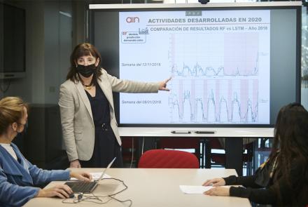 Pilar Herrera muestra los datos registrados por el gemelo digital, que permiten predecir cuándo encender la calefacción